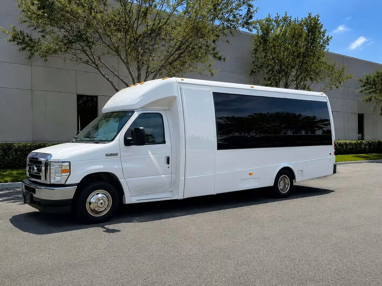 hollister 15 passenger minibus rental