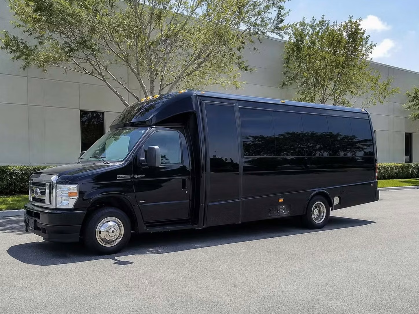 hollister 18 passenger minibus rental