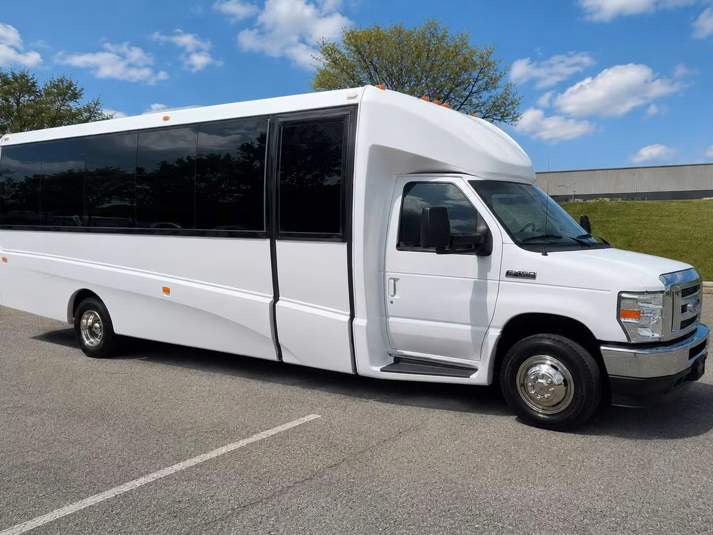 hollister 20 passenger minibus rental